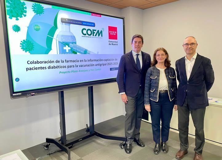 Manuel Martínez del Peral, presidente del COFM, Marta Molina Olivas, subdirectora general de Prevención y Promoción de la Salud de la Dirección General de Salud Pública de la Consejería de Sanidad de la Comunidad de Madrid, y Óscar López, vicepresid