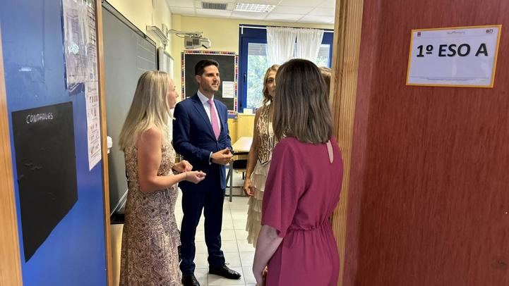 El consejero Emilio Viciana en el Colegio Ernest Hemingway de Alcalá de Henares donde se empieza a impartir Primero y Segundo de ESO