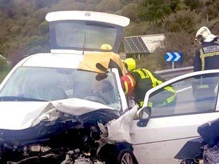 Tres heridos en una colisión de dos vehículos en Santa María de la Alameda