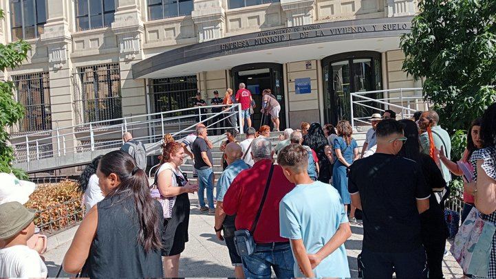 Concentración ante la EMVS contra los desahucios de viviendas públicas en Villaverde