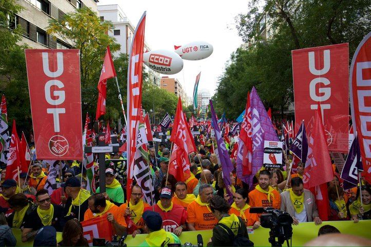 Concentración de trabajadores frente a la CEOE contra la siniestralidad laboral