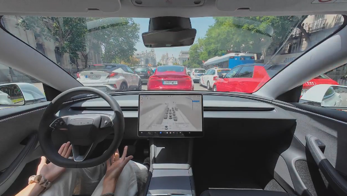 Prueba de conducción autónoma supervisada de un Tesla en Madrid