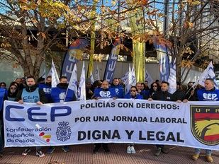 Policías exigen mejoras laborales frente a la Delegación del Gobierno