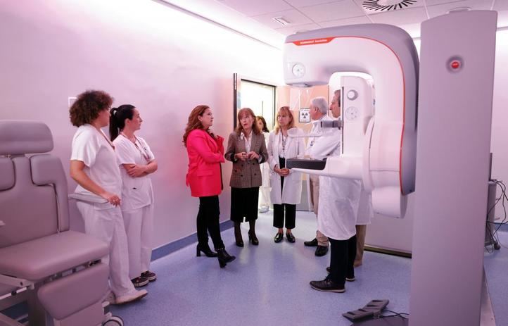 La consejera Fátima Matute junto a un mamógrafo en una visita al Hospital Ramón y Cajal