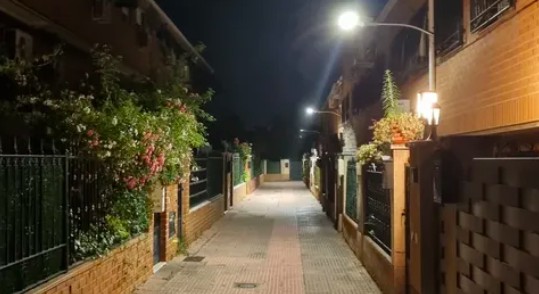 Calles iluminadas de la urbanización Los Pajarillos de Arganda