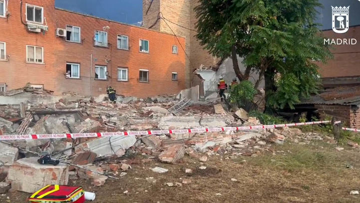 Derrumbe del techo de una nave en Carabanchel