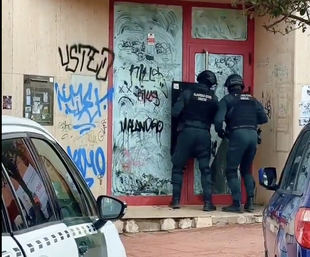 Agentes de la Guardia Civil en el desalojo de un local okupado