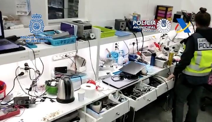 Desmantelados almacenes de distribución de artículos falsos de telefonía en Fuenlabrada