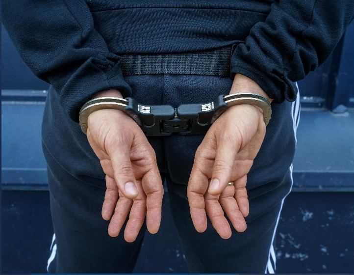Imagen de un detenido esposado