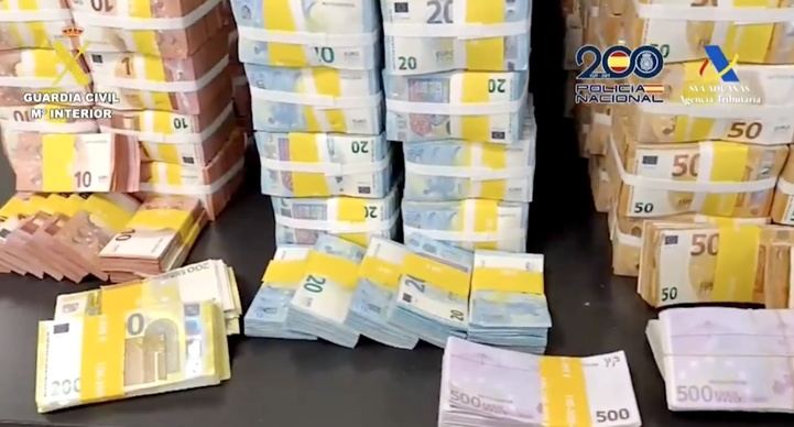 Dinero en efectivo intervenido a los miembros de la red que introducía droga por Barajas