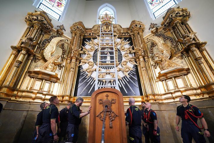 Bomberos preparados para la bajada del cuadro de la Virgen de la Paloma.