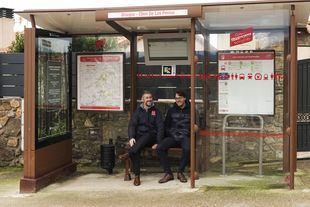 El consejero de la Presidencia, Miguel Ángel Martín, en una de las nuevas marquesinas calefactadas instaladas en Braojos