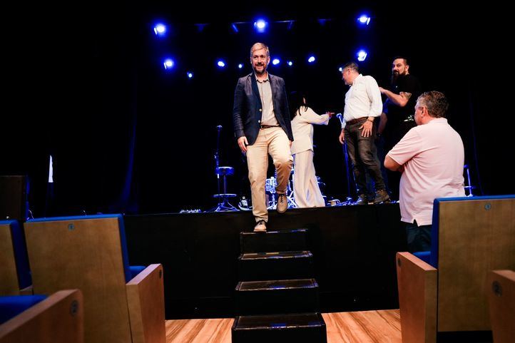 El consejero de Presidencia, Justicia y Administración Local, Miguel Ángel García Martín visita el Teatro Juan Prado en Valdemoro