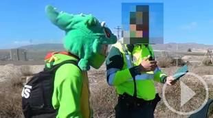 El simpático encuentro entre una pareja de la Guardia Civil y un motorista disfrazado