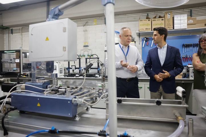 Emilio Viciana visita Imdea Materiales en Getafe