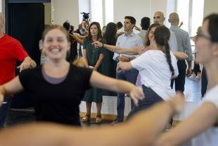 El consejero de Educación, Universidades y Ciencia, Emilio Viciana, ha visitado este sábado el Real Conservatorio Profesional de Danza Mariemma