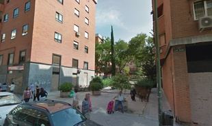 La plazoleta es un jardín entre viviendas de la calle Juan Duque