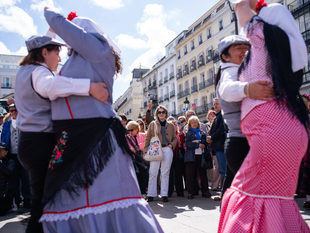 Madrileños y visitantes participan en el pasacalles castizo Bailando por Madrid