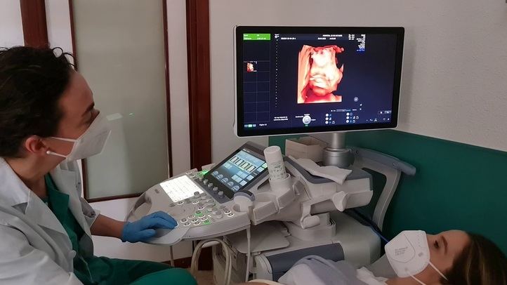 Realización de una ecografía a una mujer embarazada