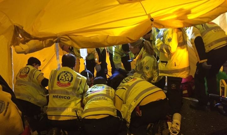 Los servicios de emergencias atienden a la mujer atropellada