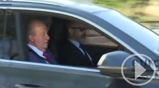 El Rey emérito llega a Zarzuela aclamado por unas 50 personas