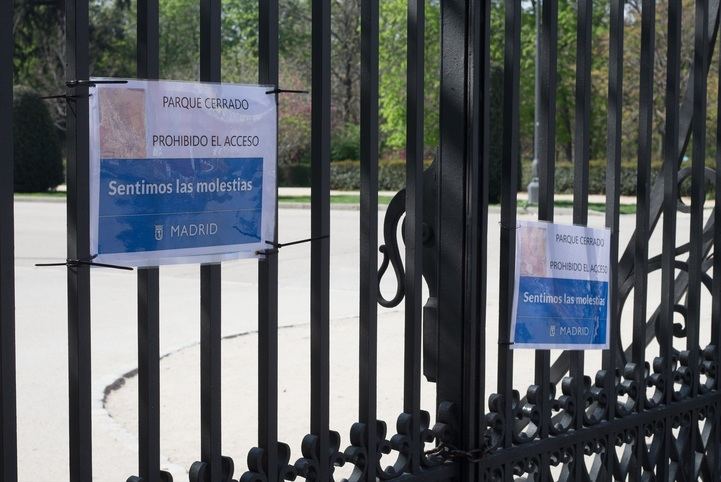Carteles que anuncian el cierre del parque de El Retiro