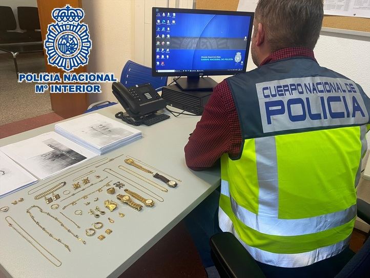 Imagen de archivo de joyas robadas a personas mayores