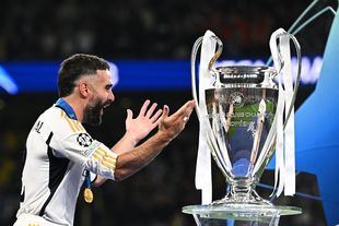 Dani Carvajal junto al trofeo de la UEFA Champions League de 2024.