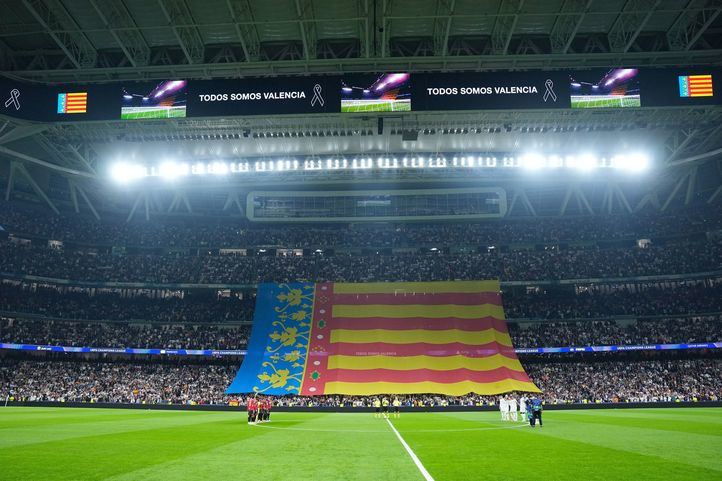 Recuerdo a los afectados por la DANA en Valencia durante un partido del Real Madrid