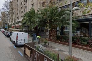 Dos motoristas roban un Rólex y las llaves de su Porsche a un hombre junto al Bernabéu