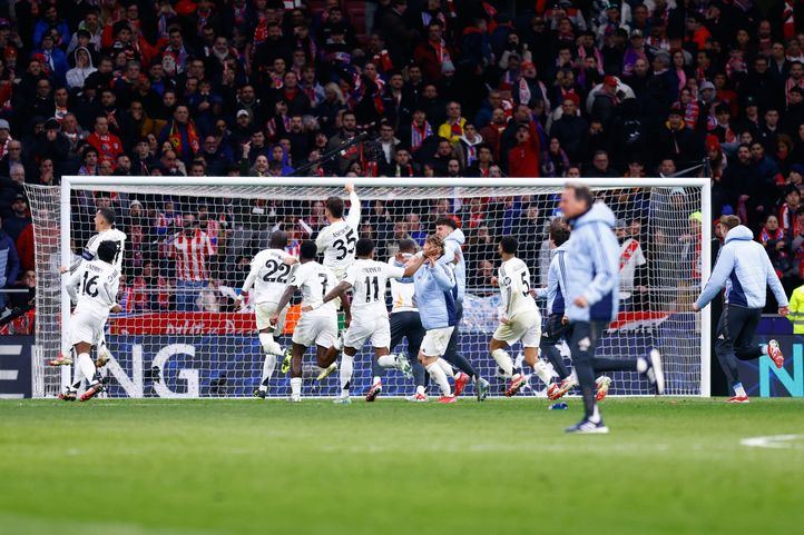 Los madridistas celebran la victoria frente al Atleti y su paso a cuartos de la Champions