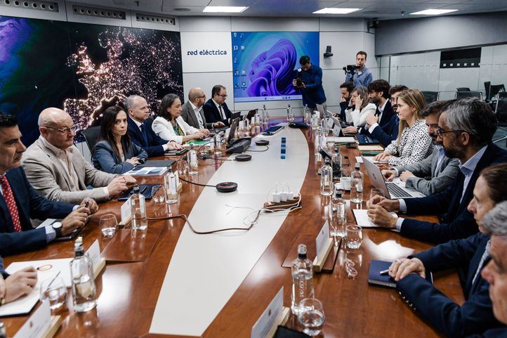 La vicepresidenta tercera y ministra para la Transición Ecológica y el Reto Demográfico, Sara Aagesen y la presidenta de Red Eléctrica de España, Beatriz Corredor, asisten a la reunión del Comité para el análisis de la crisis eléctrica, en la sede de