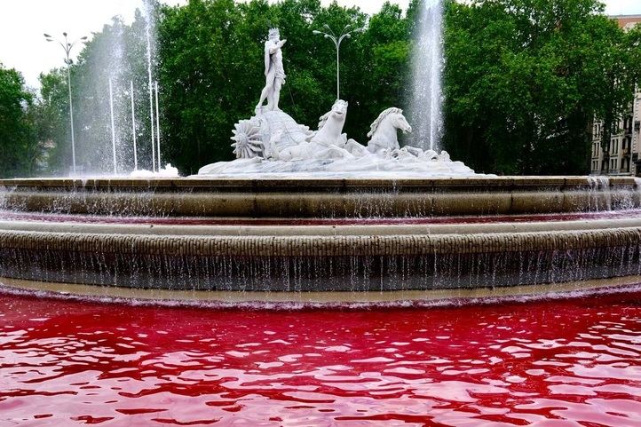 La fuente de Neptuno con el agua teñida de rojo