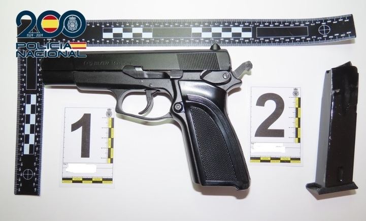 Arma de juguete confiscada al arrestado