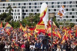 Miles de manifestantes piden la dimisión de Sánchez desde la plaza de Colón