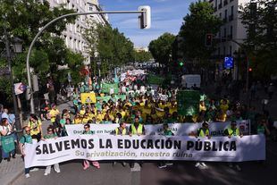 Docentes y estudiantes gritan "no más recortes" en la marcha por la educación pública