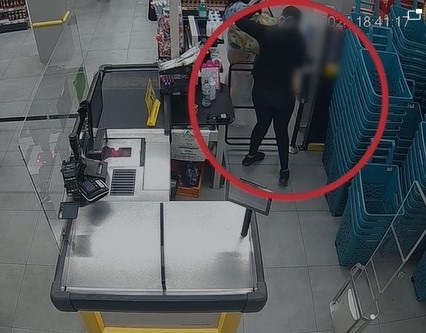 La cámara de un supermercado capta el momento en que las detenidas sustraen productos.