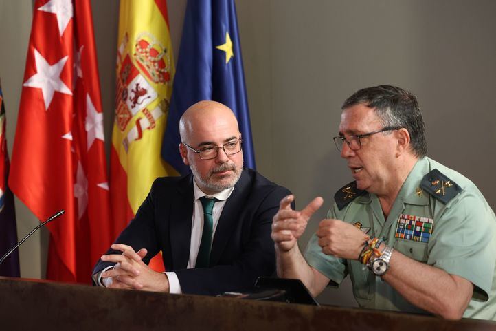 Imagen de archivo: El general de División de la Guardia Civil Fernando Mora junto al delegado del Gobierno, Francisco Martín (2025)