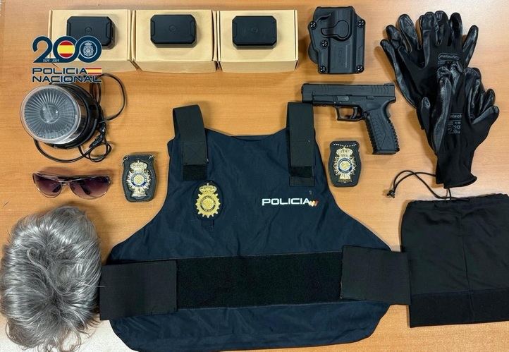 Material incautado al detenido que se hacía pasar por policía para sustraer vehículos