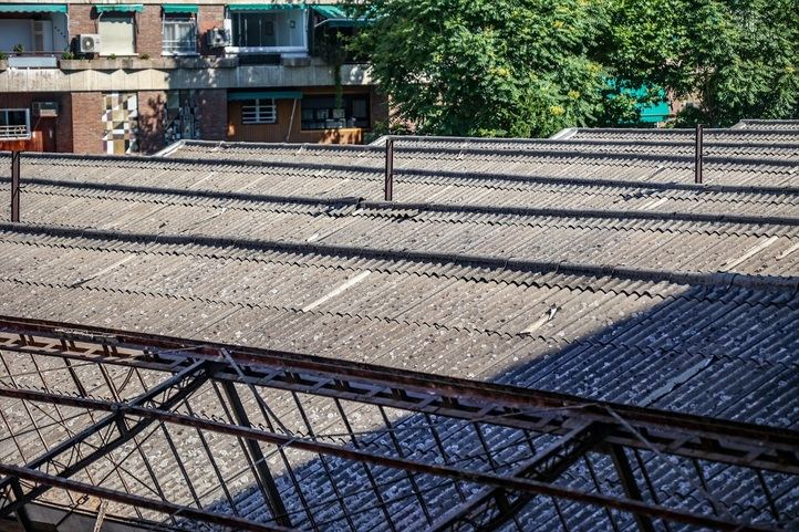 Cubierta del almacén municipal con amianto en Doctor Esquerdo 138