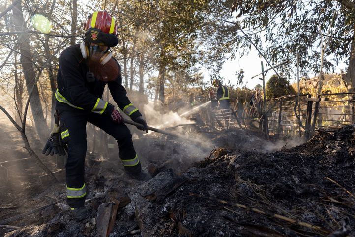 Bombero de la Comunidad de Madrid trabaja en las labores de extinción del incendio originado en Méntrida
