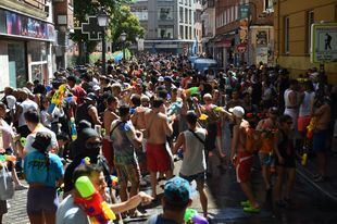 Vallecas se moja por 'una vivienda digna' en su Batalla Naval