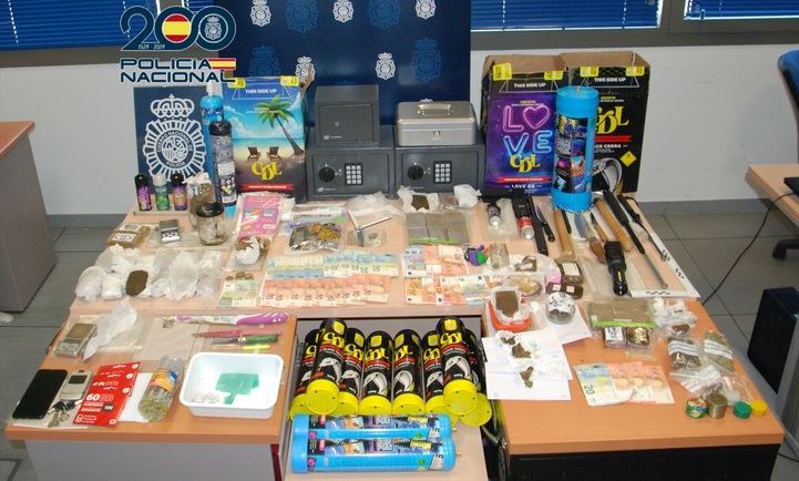 Dinero en efectivo y diferentes tipos de droga incautados por la Policíaa Nacional durante una intervención.