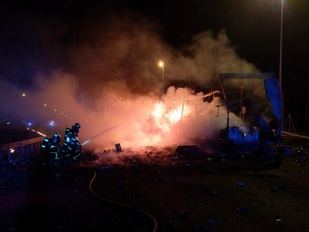 Explota un camión con sprays de pintura y neumáticos en la A-6 a la altura de Las Rozas