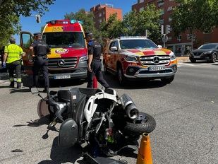 Tres heridos en un accidente entre una moto y un coche en La Peseta