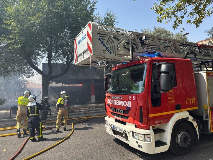 Apagado un incendio de pasto en Humanes junto a una nave de almacenaje de productos para bazares