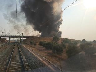 Afectada la alta velocidad con el sur por el humo de un incendio en una nave industrial junto a la vía