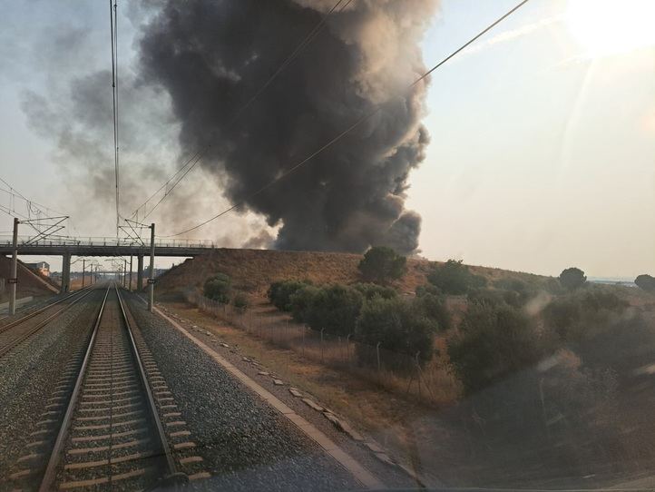 El humo de un incendio en una nave industrial próxima a la vía afecta a la circulación de la alta velocidad entre Madrid y el sur