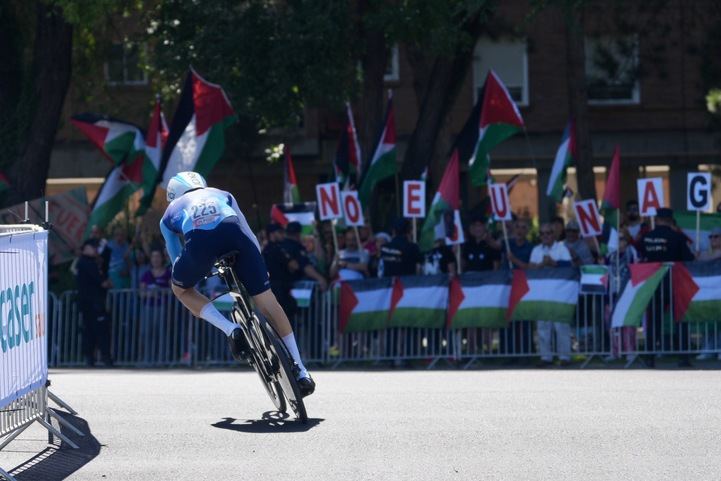 Un ciclista pasa entre los manifestantes durante la 18ª etapa de la Vuelta a España, a 11 de septiembre de 2025, en Valladolid, Castilla y León (España)