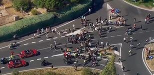 Manifestantes logran detener a los últimos corredores del pelotón de cabeza